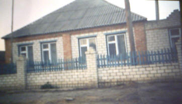Krasny Kut: This large house and lot cost $3,000.00.